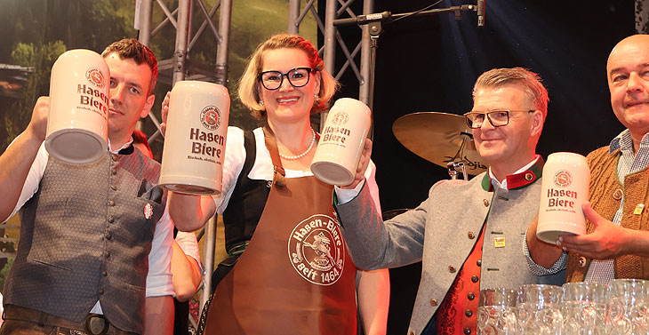 Anstich mit 8 Schlägen durch Augsburgs Oberbürgermeisterin Eva Weber auf dem Osterplärrer 2025 in Augsburg (©Foto: Martin Schmitz) 